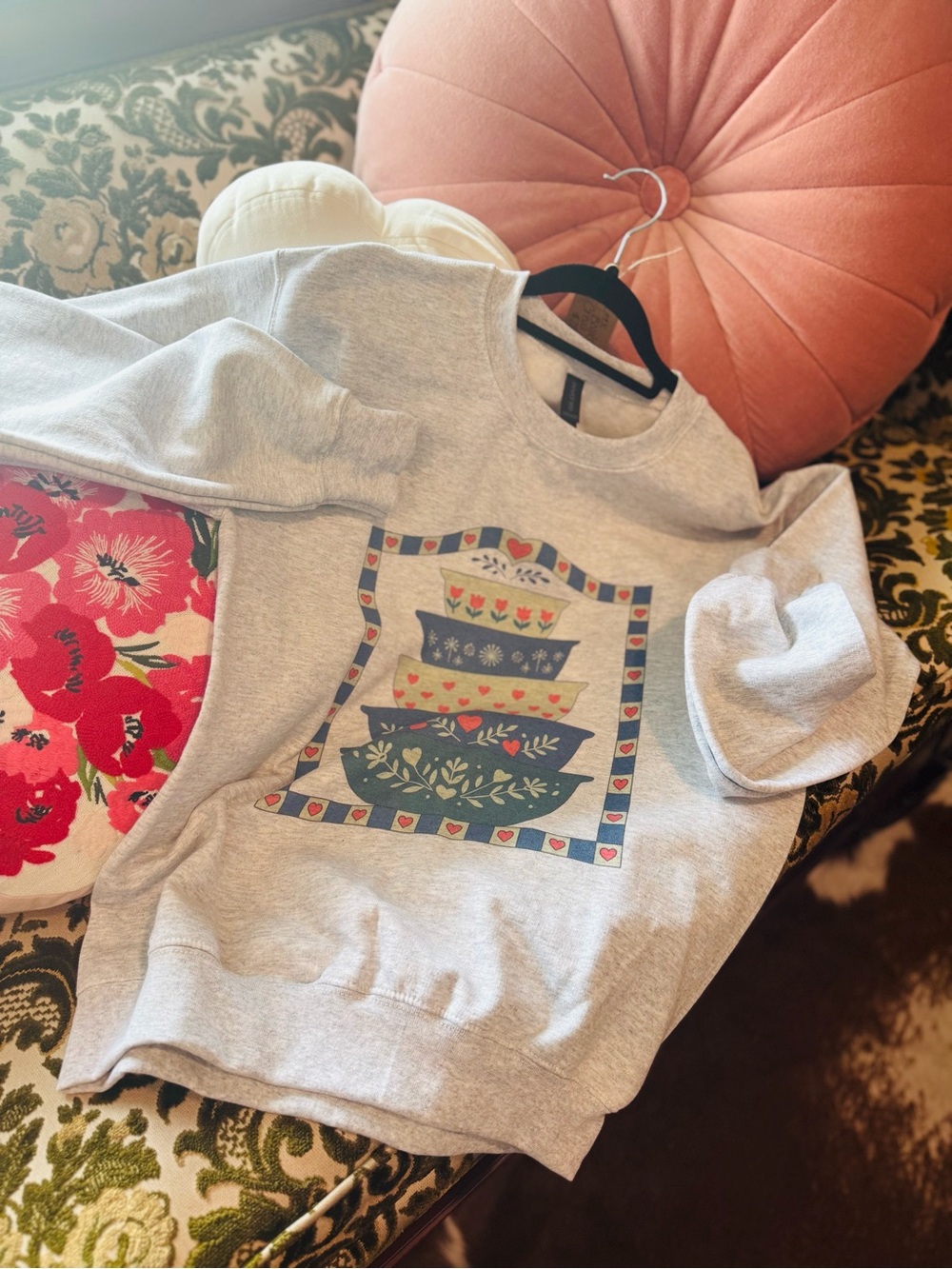 COTTAGE CORE! Stacked Pyrex Granny dish crewneck! The CUTEST!!! 👵🏼🩵